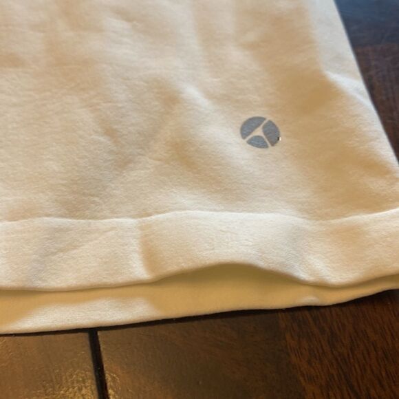 NWT Buttery Soft White Seamless Performance Tee - Picture 5 of 7